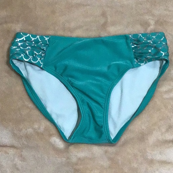 Bikini and cover-up skirt. - Picture 3 of 7